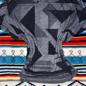 Forever 21 Gray Geometric Short Sleeve Top